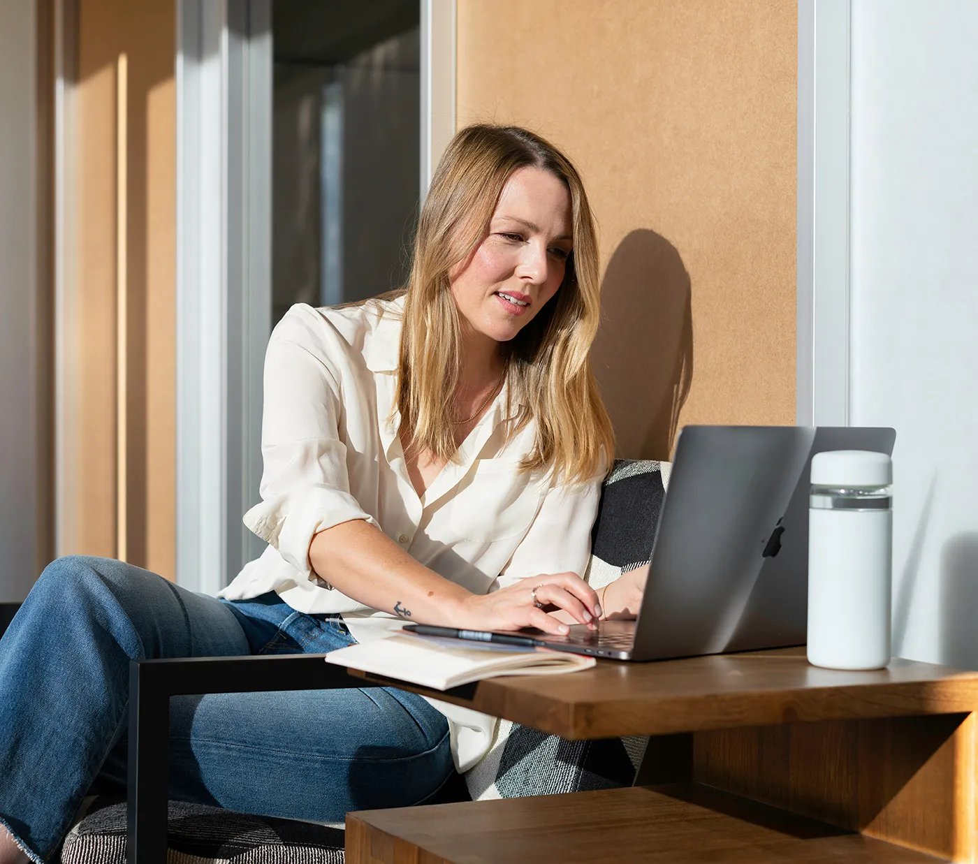 Une courtière immobilier parle avec un client au téléphone