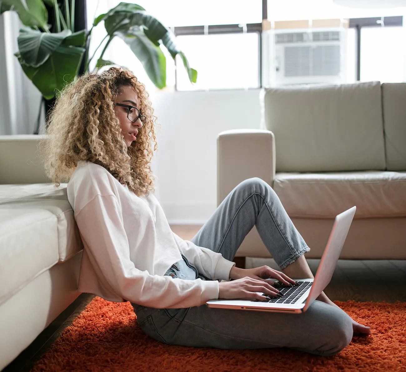 Une courtière immobilier parle avec un client au téléphone