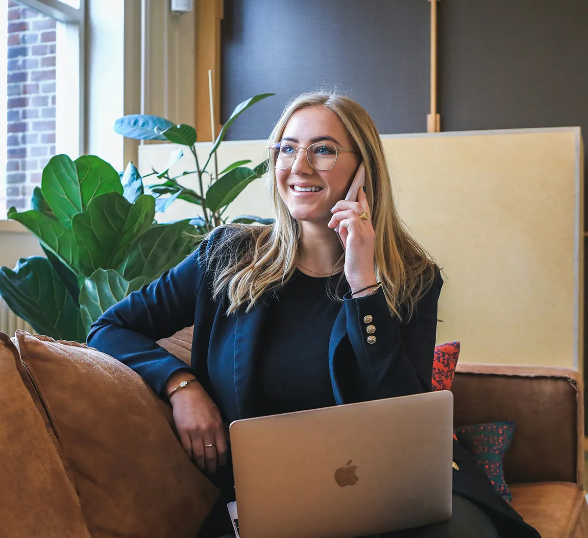 Une courtière immobilier parle avec un client au téléphone